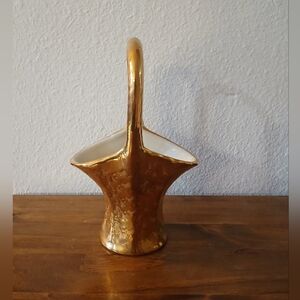 Weeping Gold Vase Basket Shape
